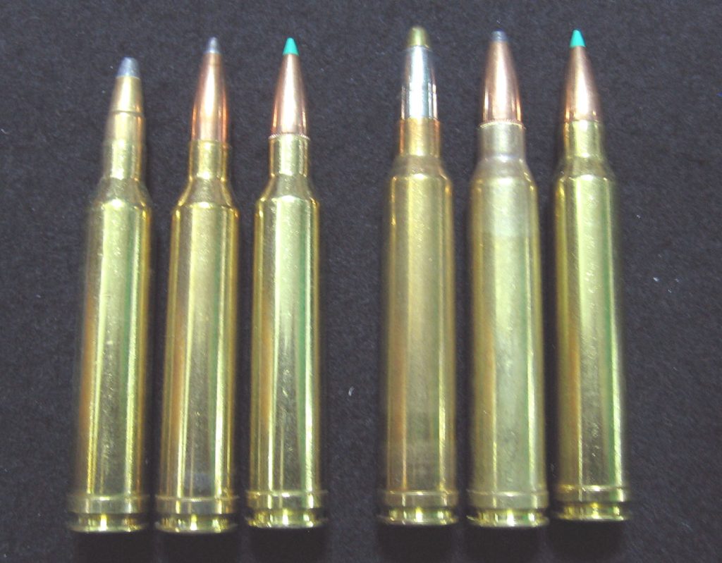 Levo je grupa municije 7 mm Remington Magnum sa različitim zrnima, a desno tri metka .300 Win. Magnum