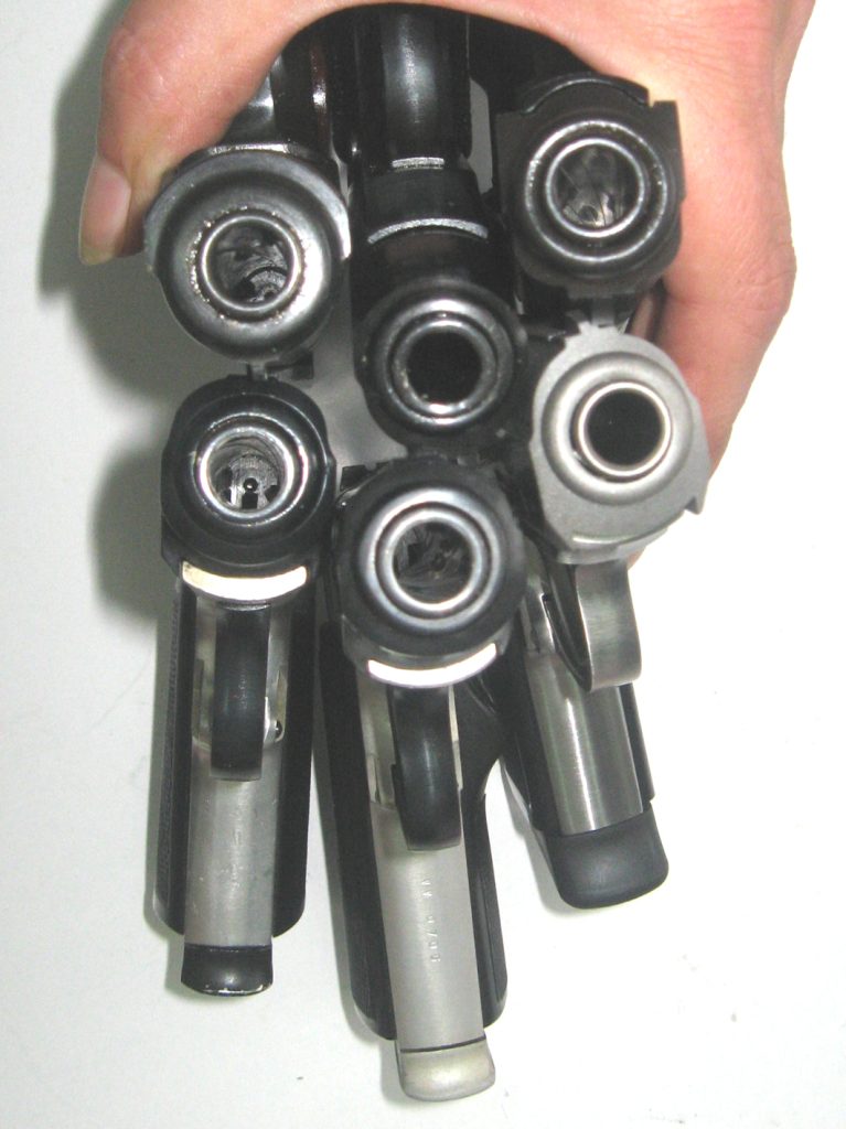 Pogled na usta cevi šest džepnih pištolja u kalibru 9 mm kratki i 9 mm Makarov