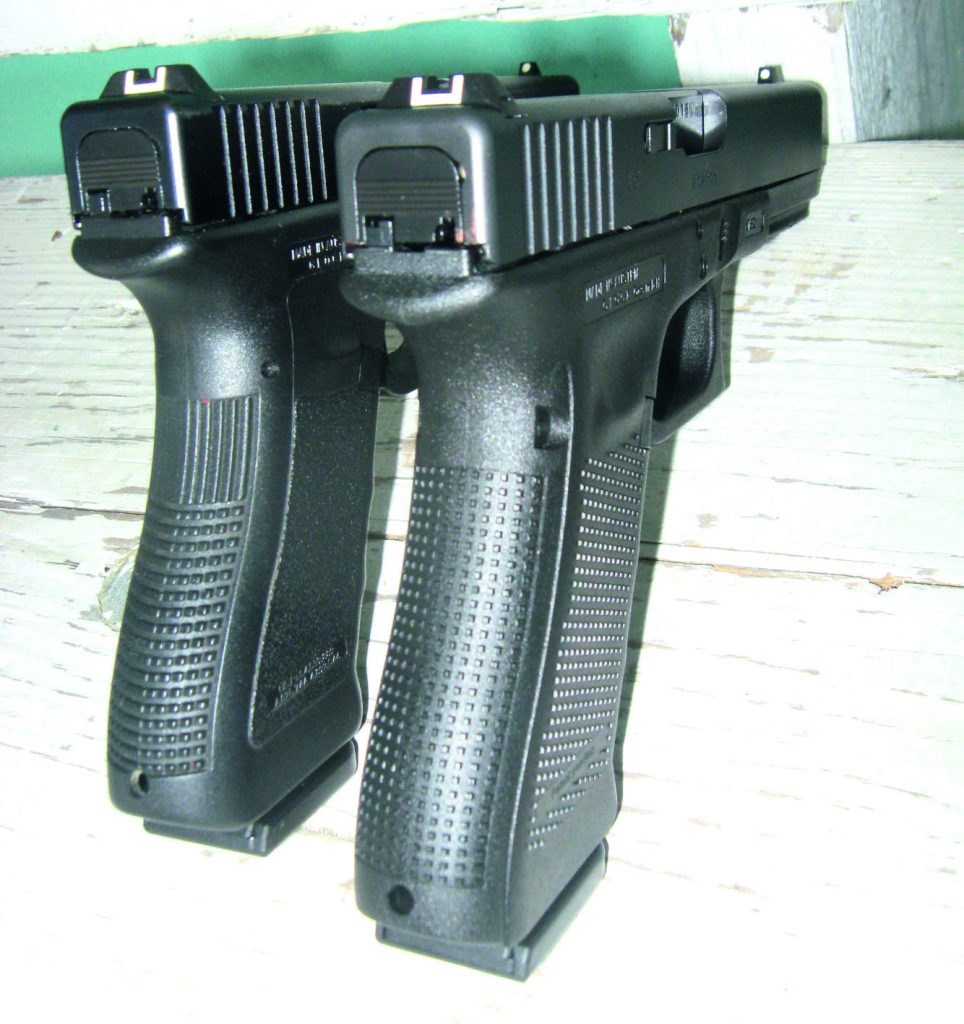 Glock 17 4G (desno), novo čekiranje i ergonomija drške dali su mu stabilnost prilikom pucanja