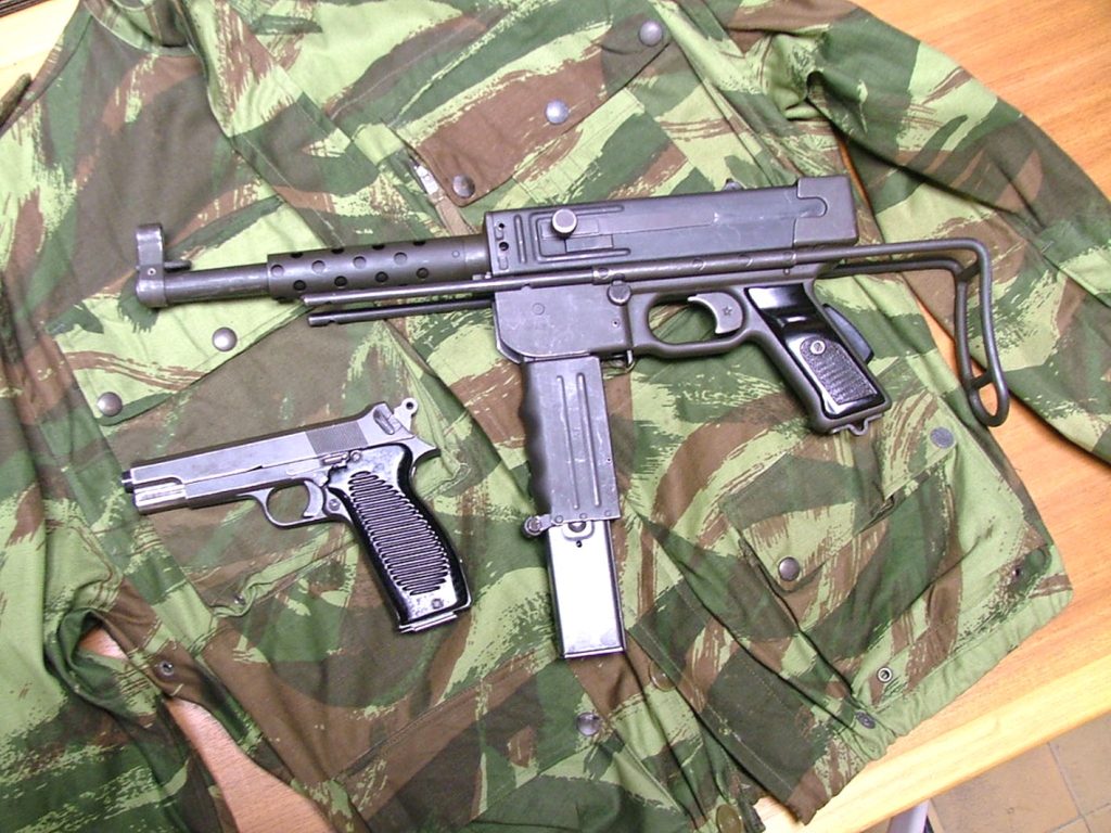  Automat MAT 49 i pištolj MAS 50, uobičajena oprema francuskih oficira polovinom prošlog veka