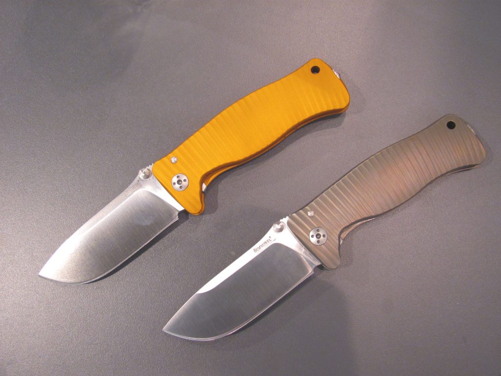 Gornji nož ima alu-dršku i secivo od D-2, a donji je sa titanijumskom drškom i sečivom od sclieper čelika