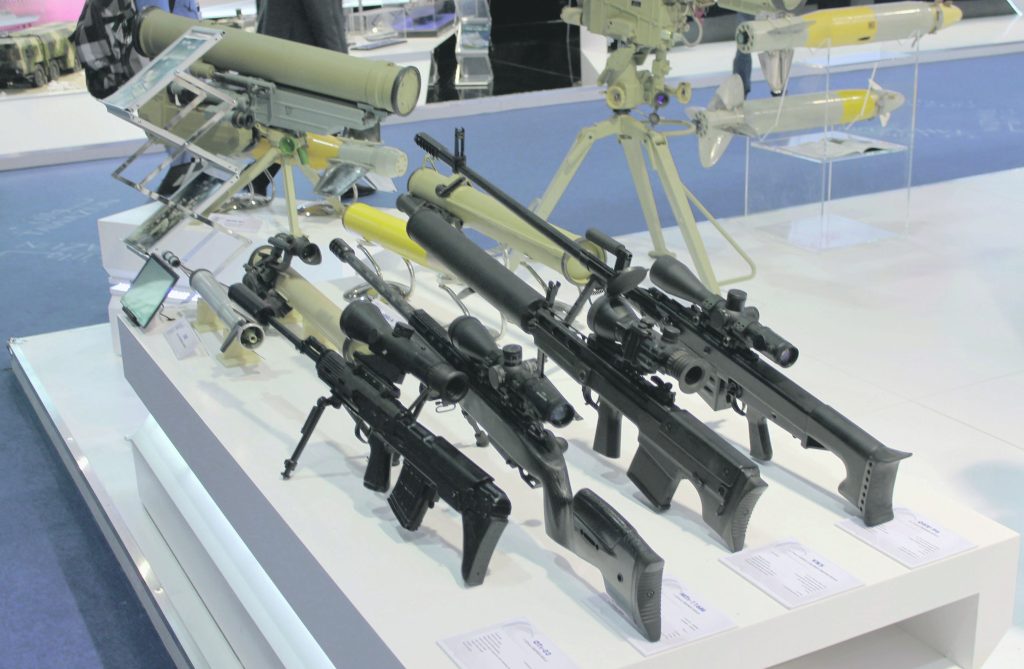 Izložene snajperske puške, deo proizvodnog programa, na štandu ruskog Oružnog Zavoda - Degtayrev u kalibrima (s leva na desno): 7,62x54, .338 LM, 12,7x55 i 12,7x108