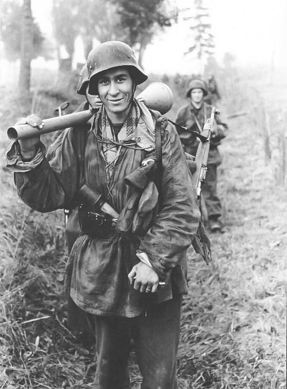Karakteristian prizor iz kasne faze rata, nemaki vojnik u toku defanzivnih borbi.jpeg