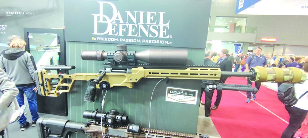 Jedan od izlagača je bila i firma “Daniel Defence” iz SAD. Prezentovala je automatske puške M4 .556 mm i snajperske puške kalibra .308 Win. Pažnju nam je privukla snajperska puška repetirka model Delta 5. PRO .308 Winchester (cev dužine 20 inča) sa optičkim nišanom i prigušivačem
