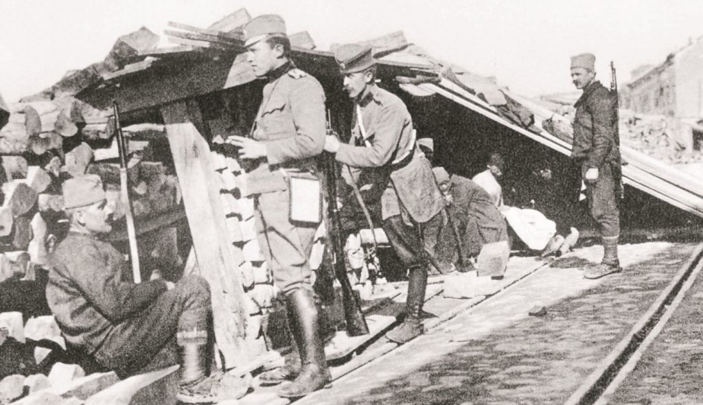 Beogradsko pristanište 1915, vojnik u pozadini sa okrenutim bajonetom na M-91