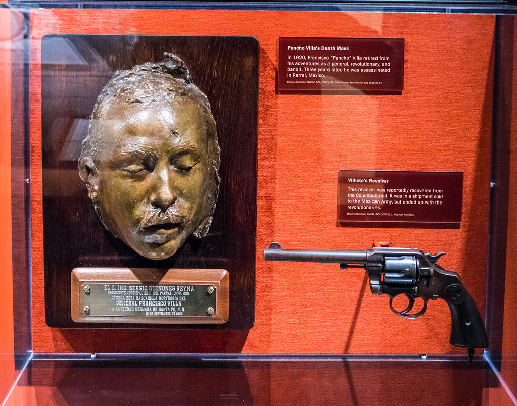 SLIKA 13. Posmrtna maska Pana Vile i revolver Colt koji je koriten tokom napada na Kolumbus.jpg