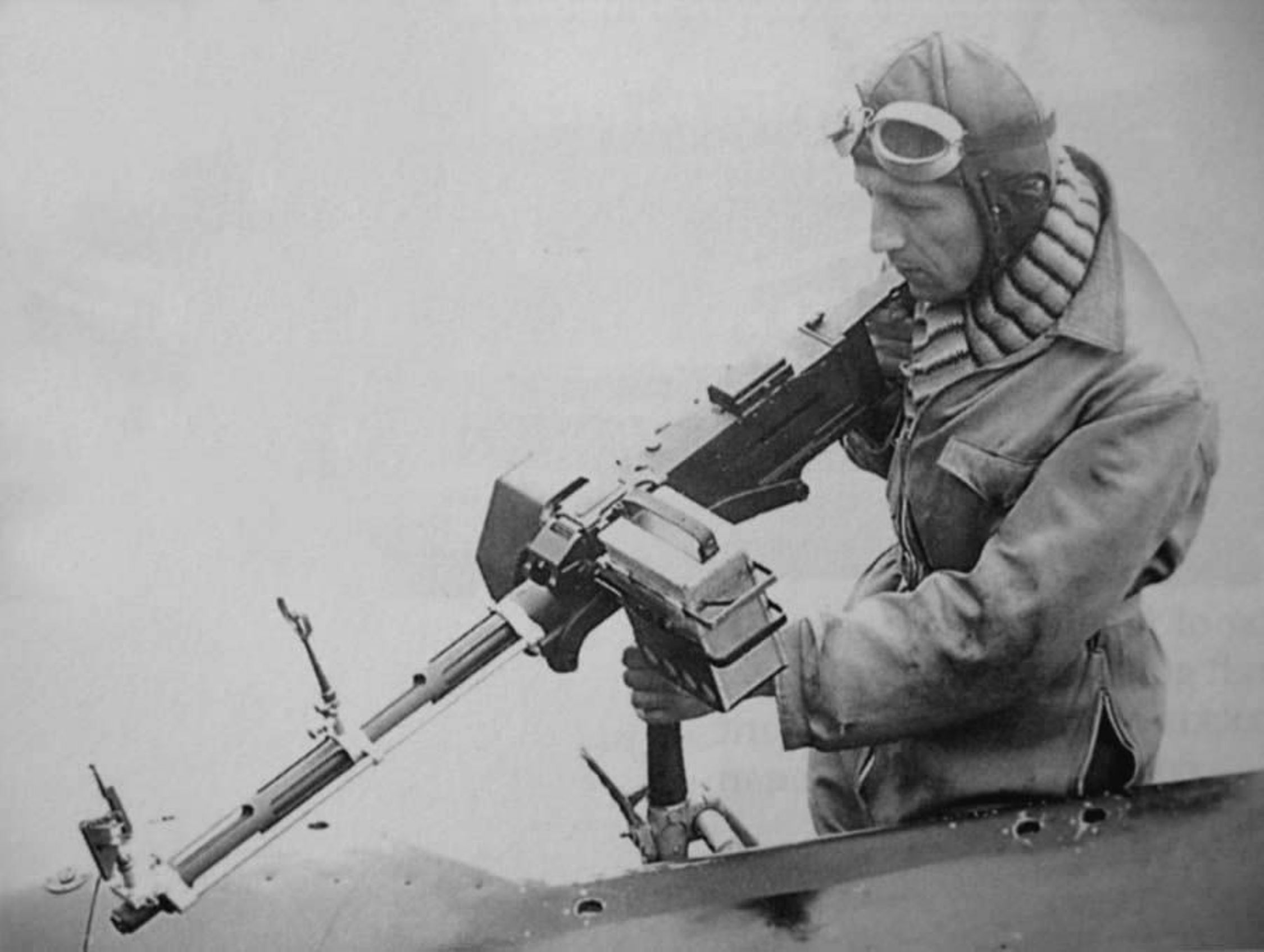 SLIKA 16. Pripadnik RAF s mitraljezom Browning .303 Mk II.jpg