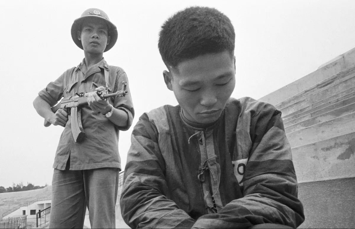 SLIKA 3. Uobiajeni prizor iz ovog kratkotrajnog rata, s neizbenim kineskim zarobljenikom.jpg