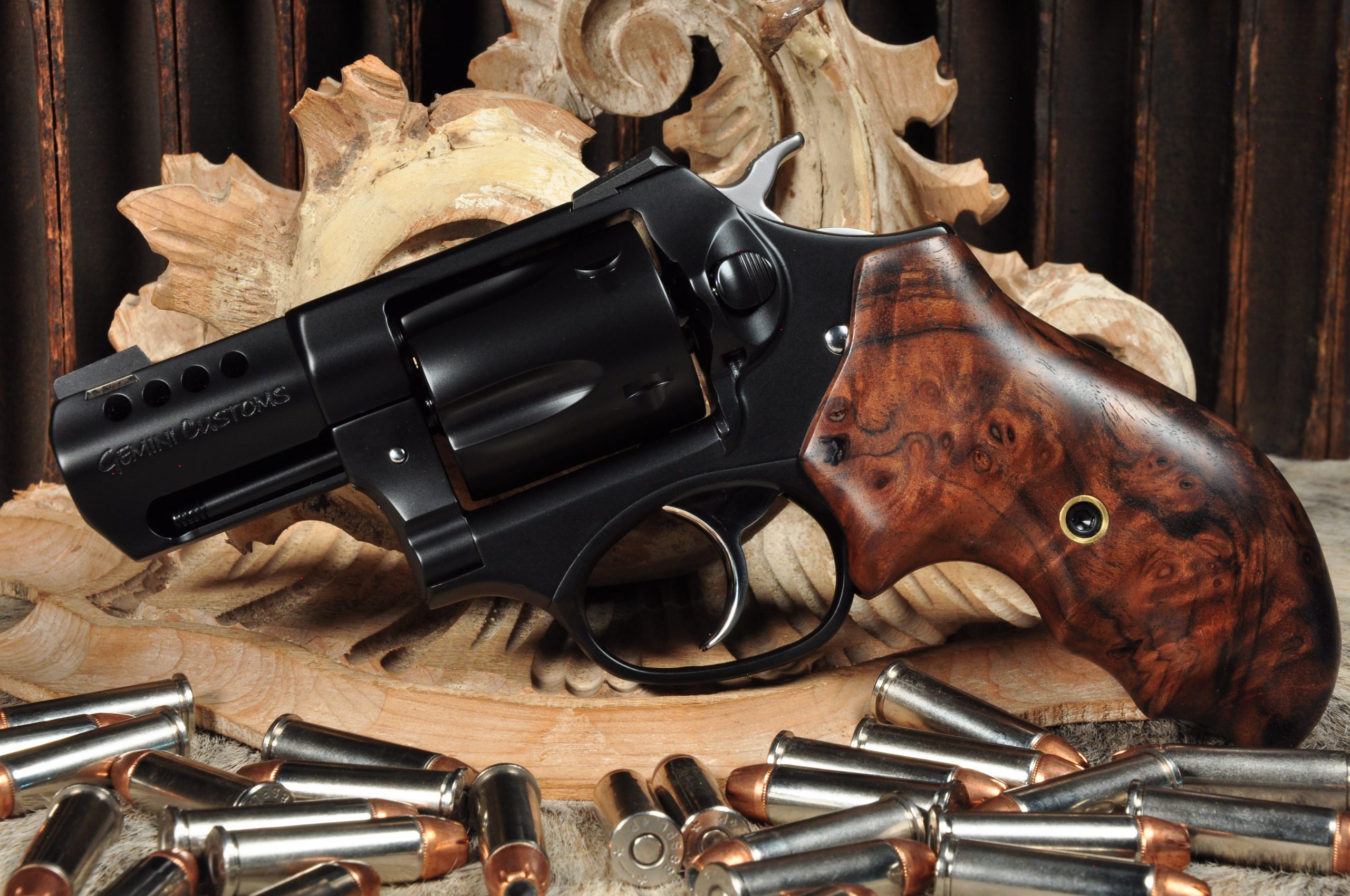 SLIKA 5. Izvrsno koncipiran revolver podignut je na visi nivo doradom u Gemini Customs.jpeg