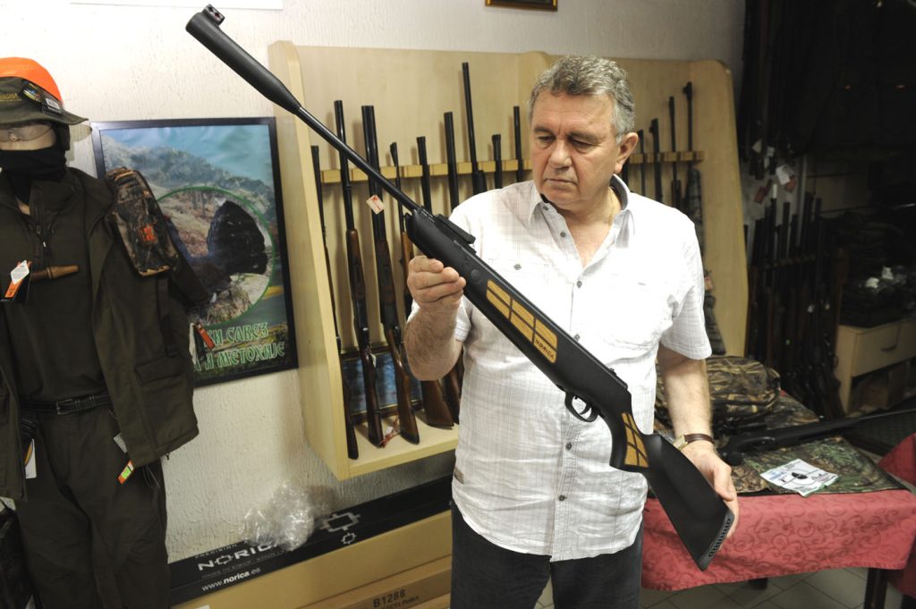 Miodrag Žarković sa vazdušnom puškom Norica Black Eagle