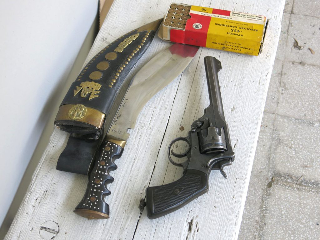 Simbol nekadašnje imperije revolver Mark VI i kukri, čuveni nož nepalskih ratnika