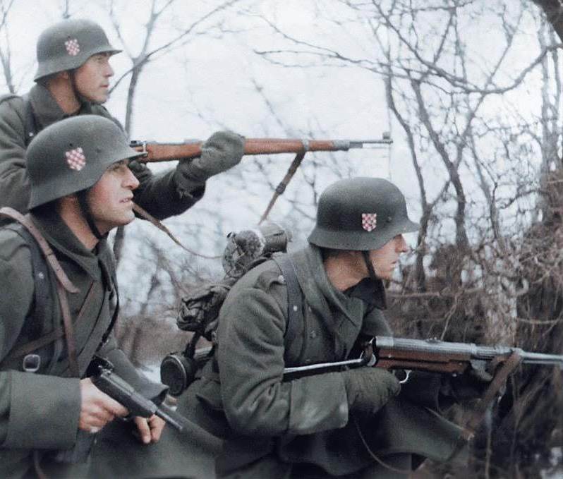 Potpuno je netaan podatak kako su ovo bili pitolji iz kontigenta Walther P38 kojim su bili opremljeni pripadnici 369. ojaane regimente na Istonom frontu.jpg
