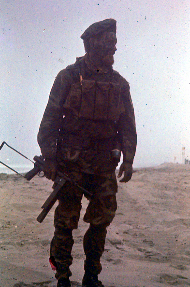 Pripadnik SEAL tima 1 u Vijetnamu, 1970. godina, naoruzan automatom M-76.jpg