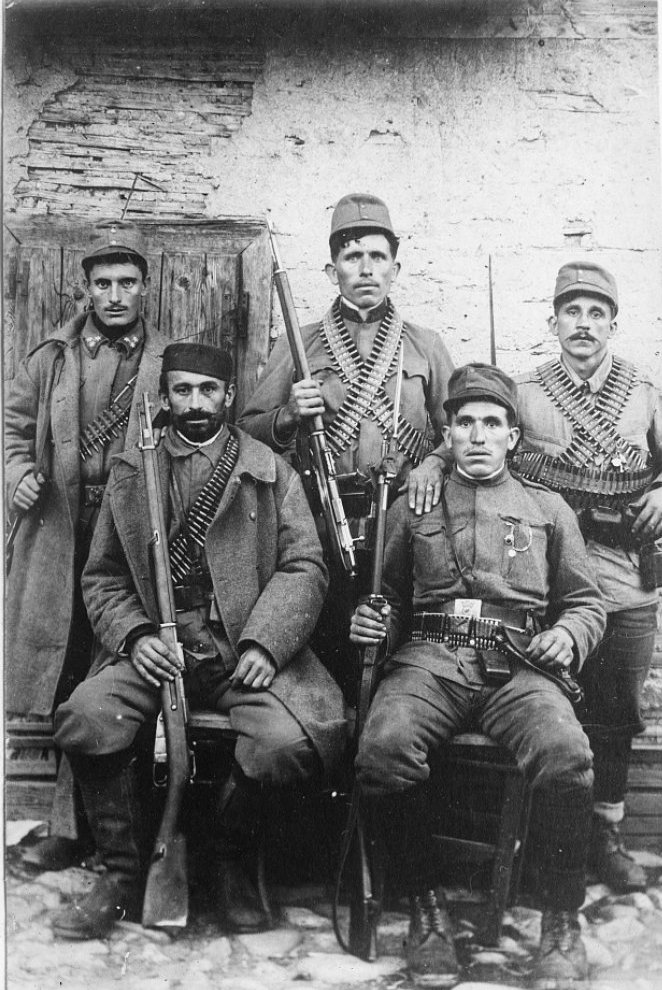 SLIKA 8. Crnogorske komite s zaplenjenim uniformama i obaveznim redenicima.jpg