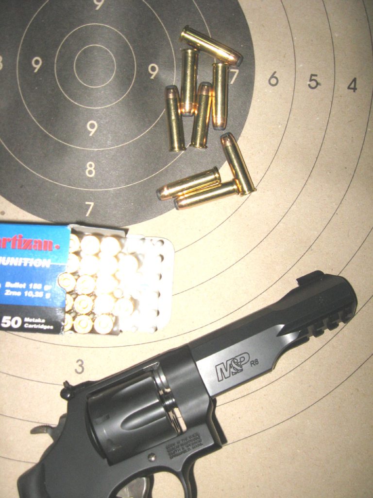 Model M&P R8 je pravi revolver za novi vek - od laganih visokootpornih materijala, ima mogućnost montaže raznih dodataka
