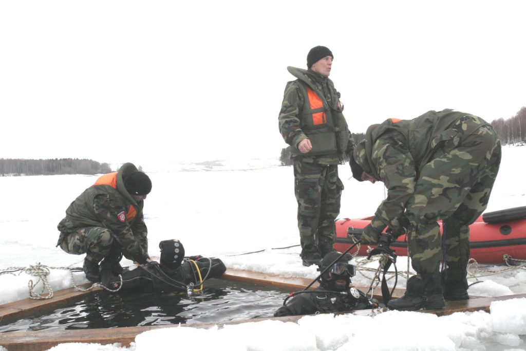 Ronilac se orjentiše pomoću prethodno postavljenog poligona i komunikacijom sa asistentom preko životnog užeta