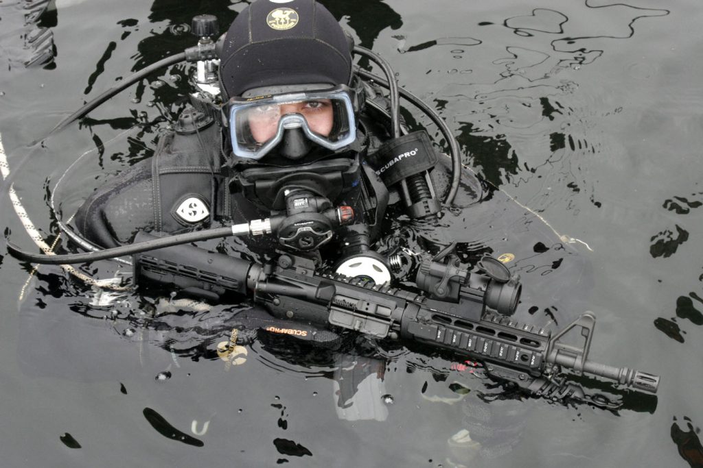 Ronioci Žandarmerije opremljeni su pištoljima Glock 17 i automatima HK MP5 SD i COLT M4