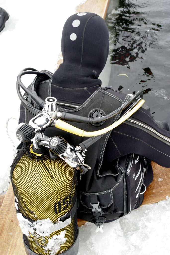 Prilikom ronjenja pod ledom najveći problem može izazvati ronilački aparat (ronilačka boca, ventilska grupa, hidrostatski regulator), ukoliko dođe do zamrzavanja prvog ili drugog stepena regulatora