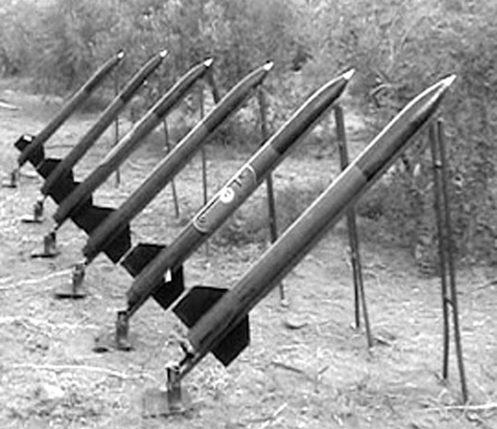 Raketni nevođeni projektili zemlj-zemlja Qassam na lansernim rampama. Ima više modela ovih projektila označenih brojevima 1-4. 