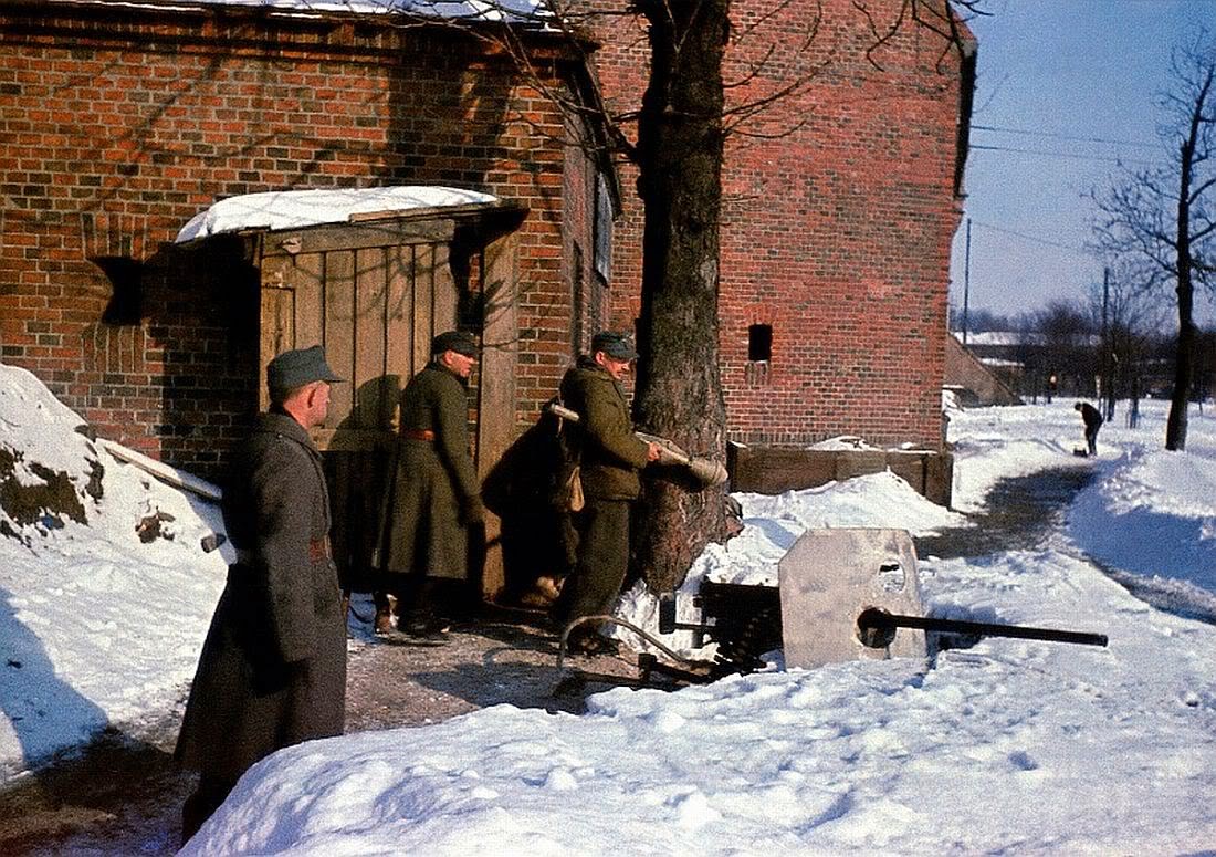 Pripadnici Folks%B9turma u okolini Kenigsberga s modifikovanim avionskim topom MG 151 po%E8etkom 1945. godine.jpeg