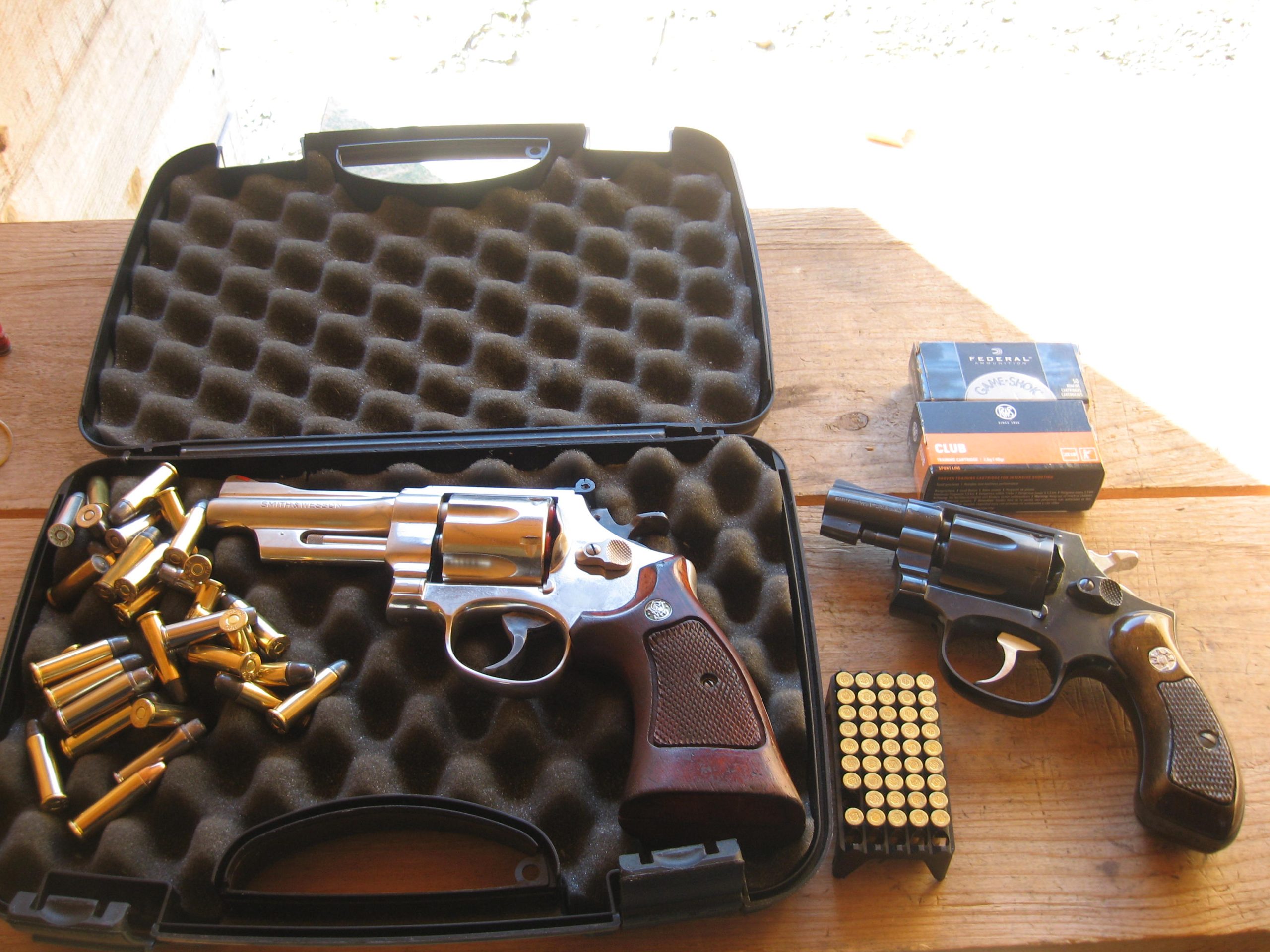 SLIKA 7. Uporedo s Llama Scorpio testirali smo i moni S&W Model 27 kalibra .357 Magnum.JPG