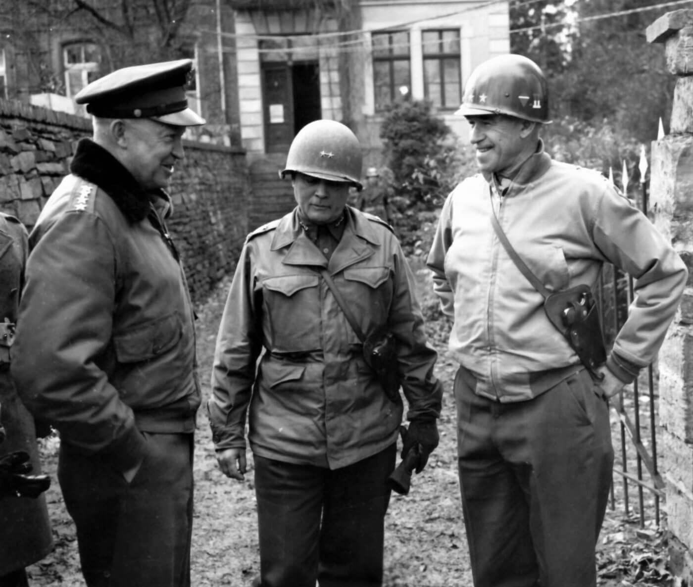 SLIKA 8. Generali Dvajt Ajzanhauer, Luis Krejg i Omar Bredli u  Butgenbah, Belgija u novembru 1944. godine nose ove pitolje.jpg