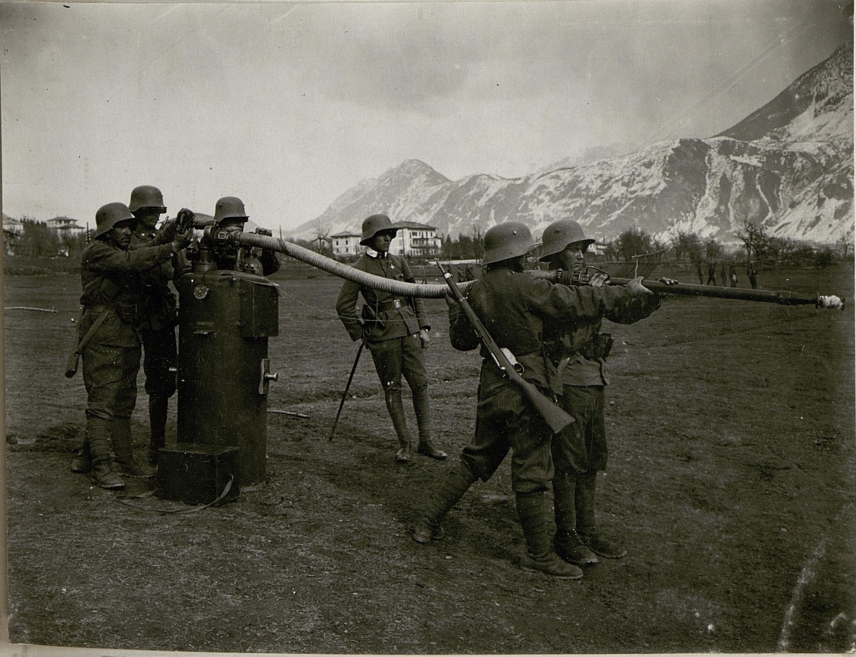U austrougarskoj vojsci su oformljeni juri¹ni odredi s pridodatim bacaèima plamena.jpg