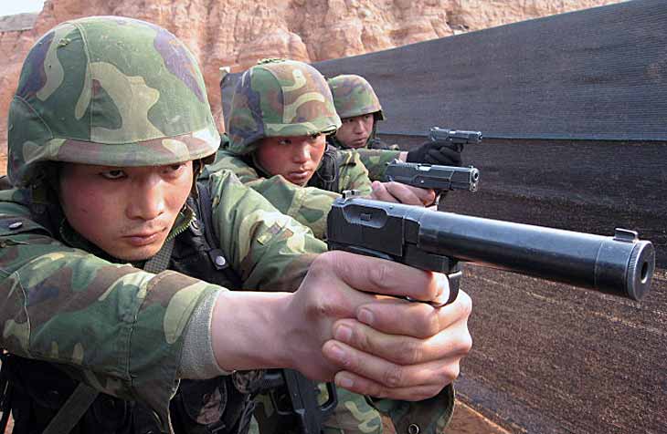 pistolj tip 67 je i danas cesto u rukama kineskih specijalaca..jpg