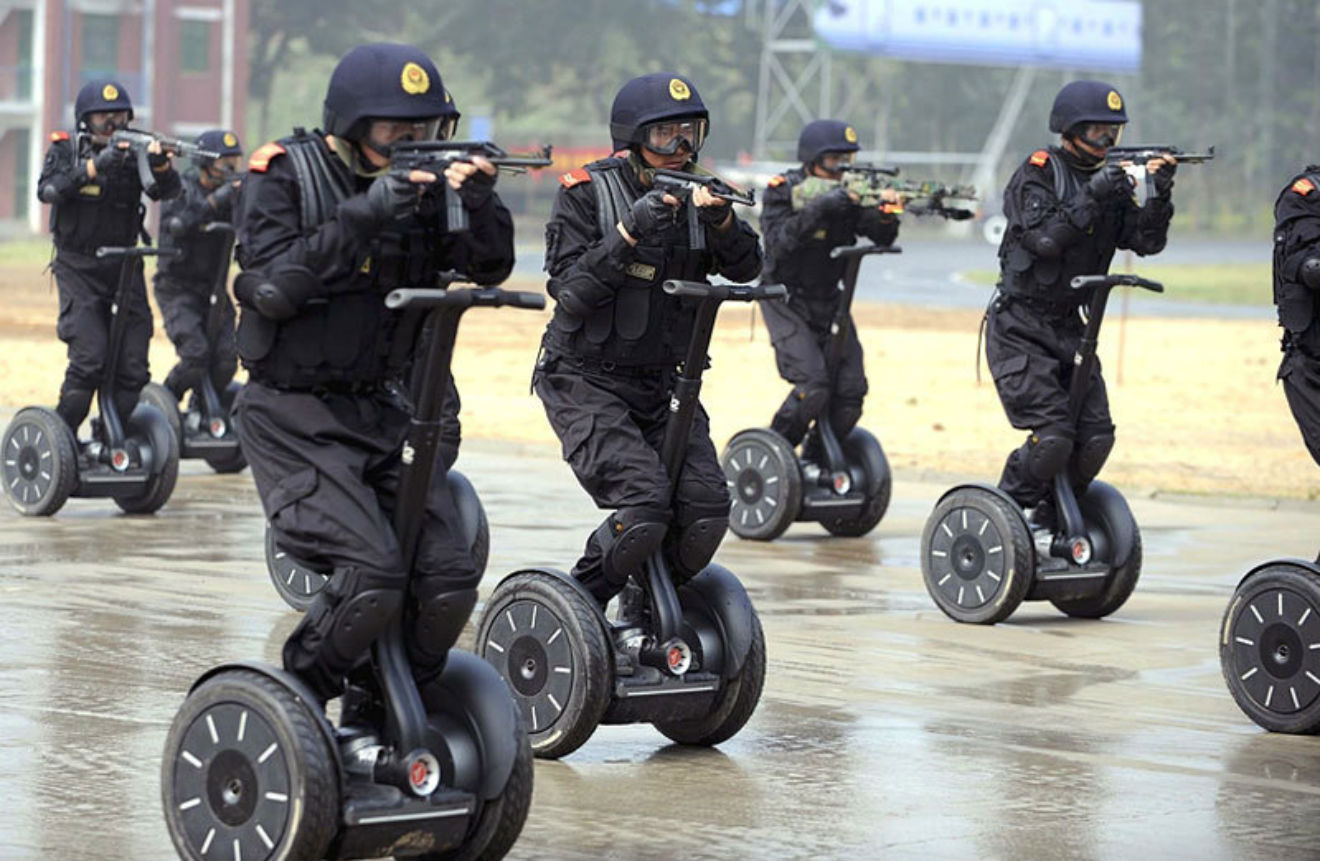 Kineske snage bezbednosti na paradama prikazuju patrold¾ije koji voze Segway dvotoèka¹e na elektro pogon i koriste Type 79.jpg