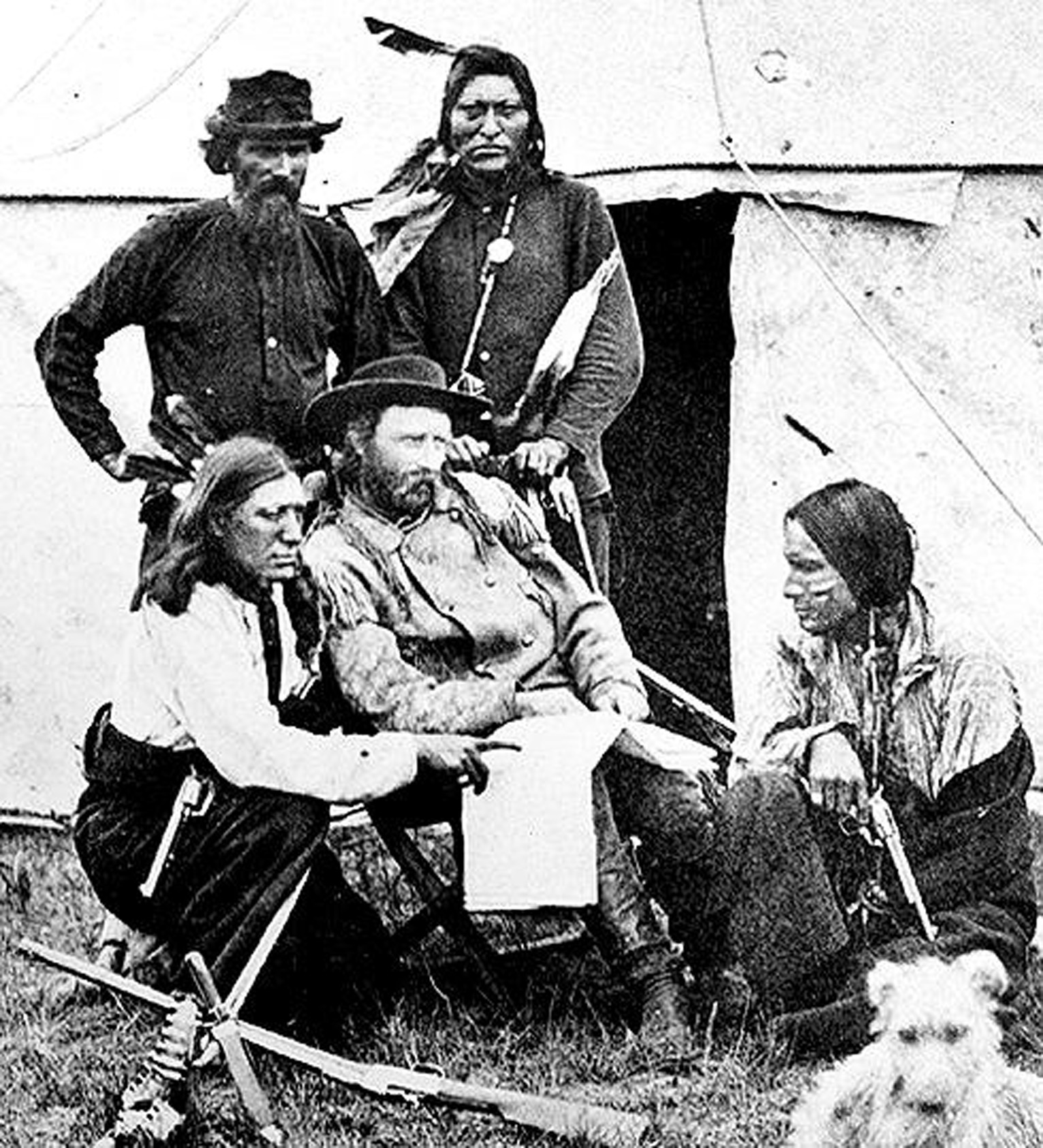 Cuvena slika legendarnog pukovnika Kastera, na zemlji se vidi puska Remington Rolling Block.JPG