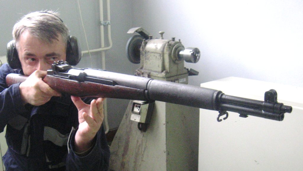 Prema rečima test strelaca domaće industrije, M1 Garand je vrlo precizno i izdržljivo oružje, ali masivno i teško