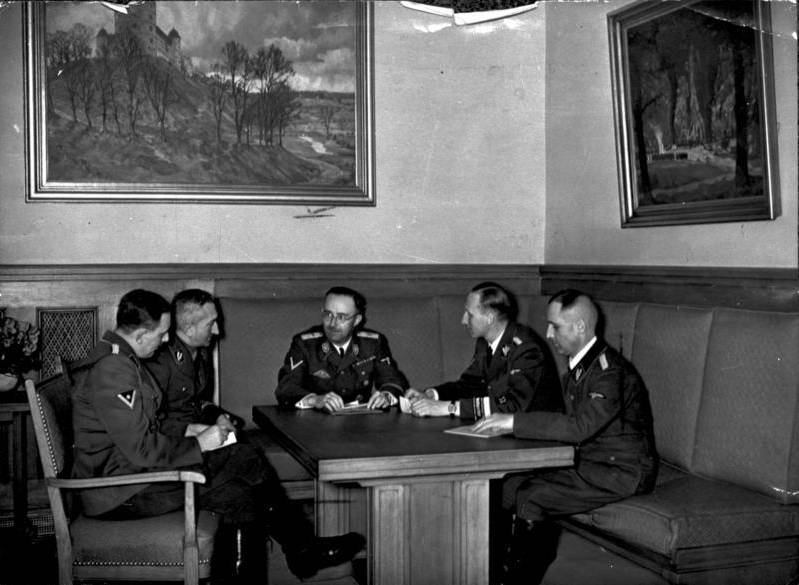 Himler (u sredini) sa policijskim  efovima[1]. Hajdrih sedi s njegove leve strane..jpg