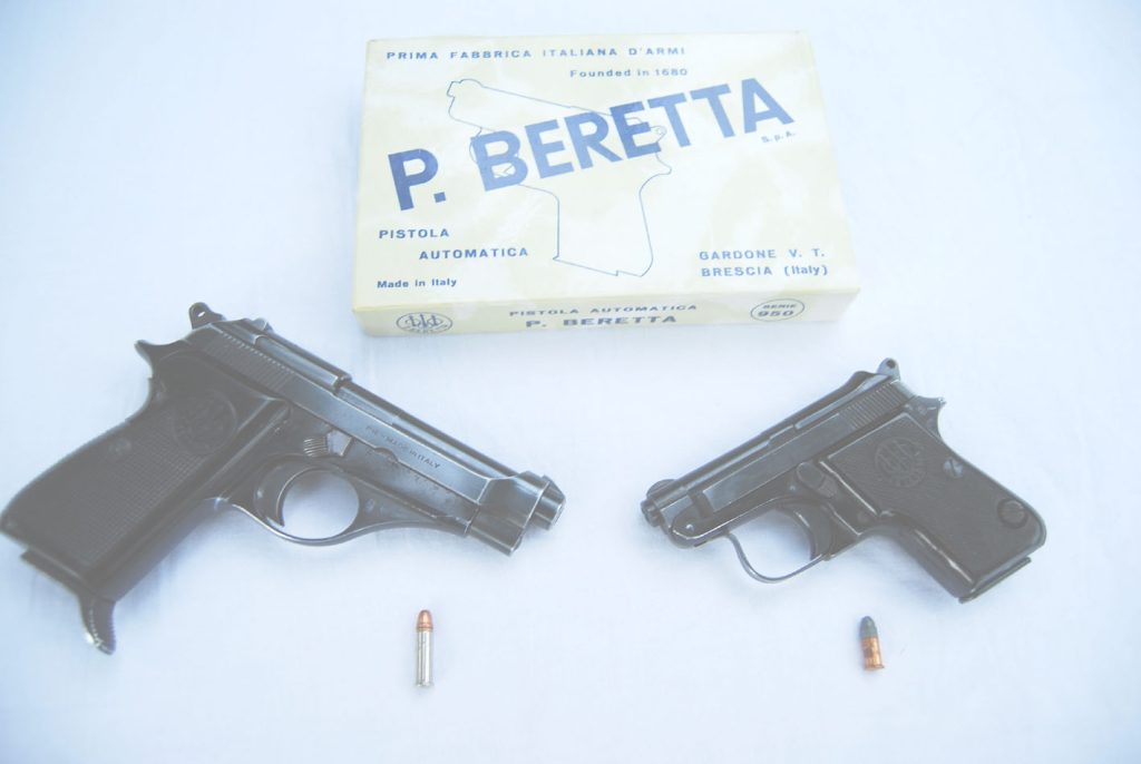 Pištolji i municija ispred originalne kutije