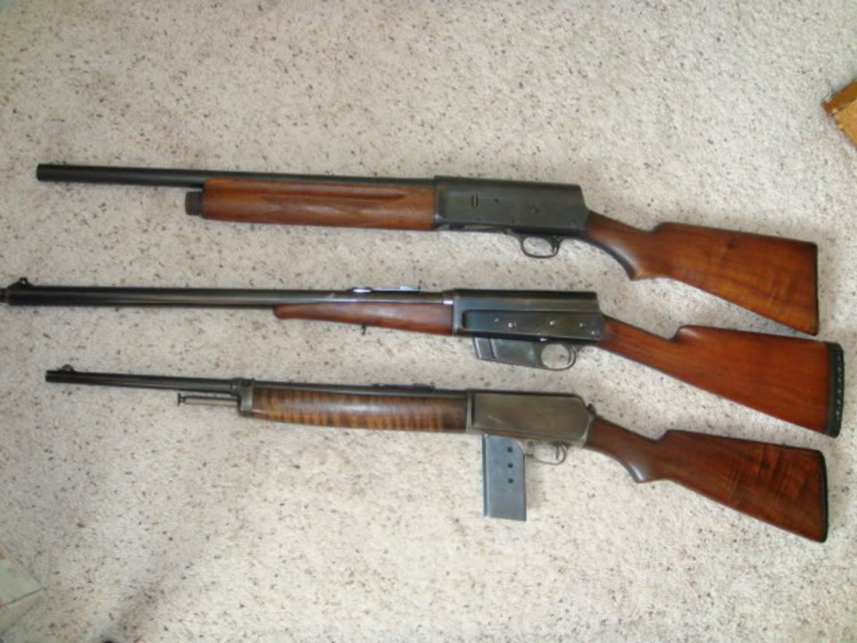 Poredjenje poluautomata Remington Model 8 (u sredini) i Winchester 1907 (dole).jpg