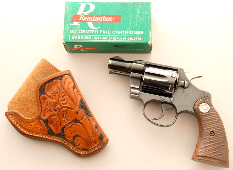 Ovakvom "retro" revolveru pristaje pomalo kičasta futrola i starinska kutija metaka