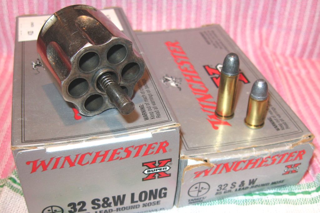 Američki strelci iz revolvera kalibra .32 S&W Long rado ispaljuju slabiju municiju .32 S&W ili pištoljsku 7,65x17