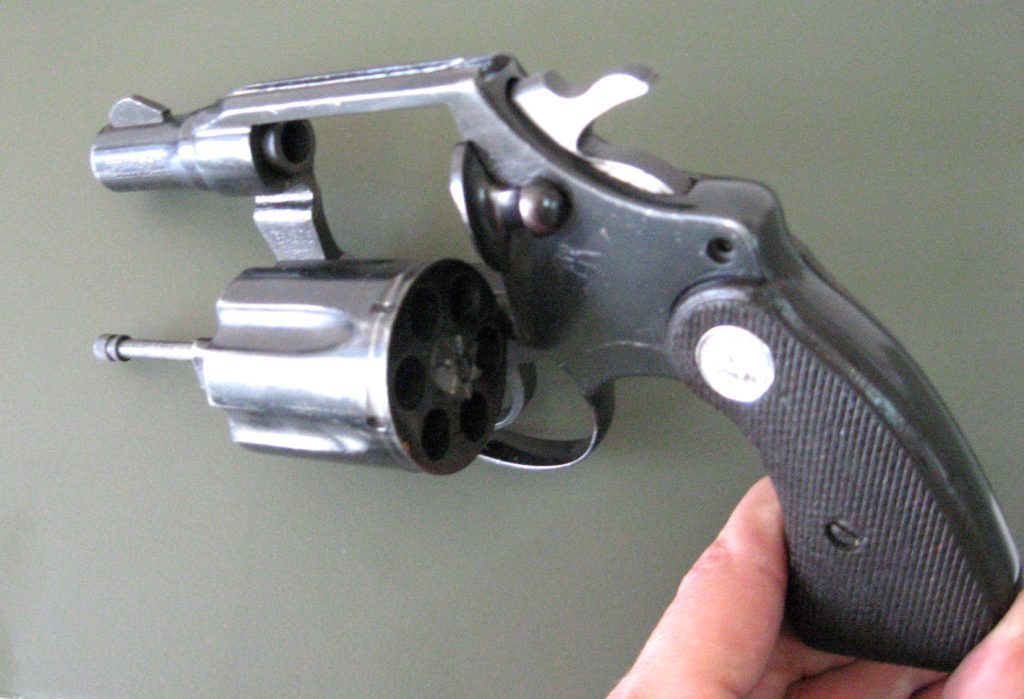 Brava doboša na "Coltovim" revolverima je slabije konstrukcije od konkurentskog S&W, ali u ovako laganom kalibru to nije od značaja