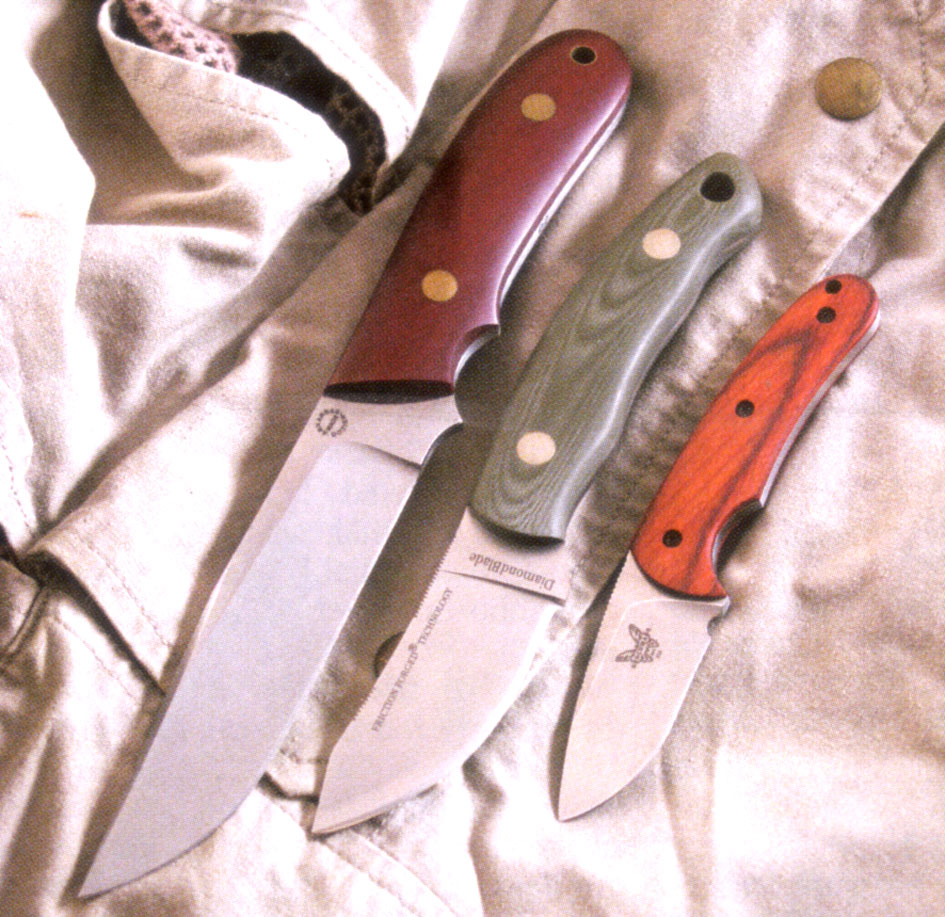 Sečiva prikazanih lovačkih noževa razlikuju se po dužini i stilu, ali svi predstavljaju dobar izbor. Sleva na desno: Bob Dozier Pro Guide, Diamond Blade Knives Pinnacle I i Benchmade Small Activator