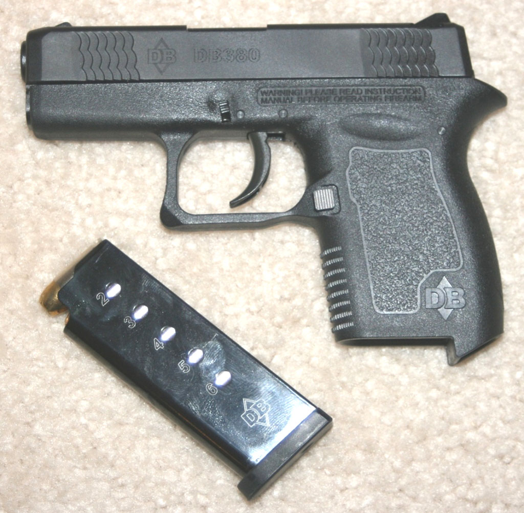 DB 380 koristi jednoredne okvire kapaciteta 6 metaka 9 mm (K)