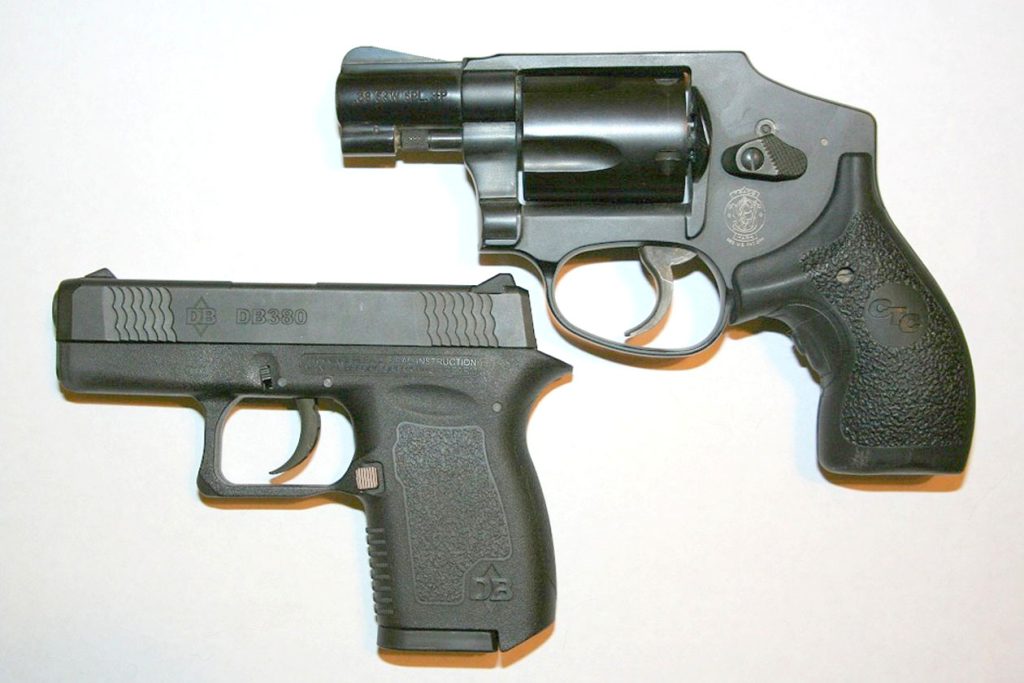 Malogabaritni pištolj DB380 u poređenju sa džepnim revolverom S&W Airweight