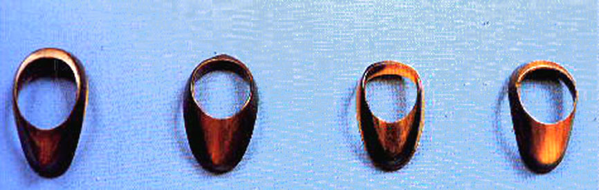 Prsten za zaštitu palca kojim se držala tetiva korejskog luka. Izrađivao se od drveta, kosti, čak i kamena