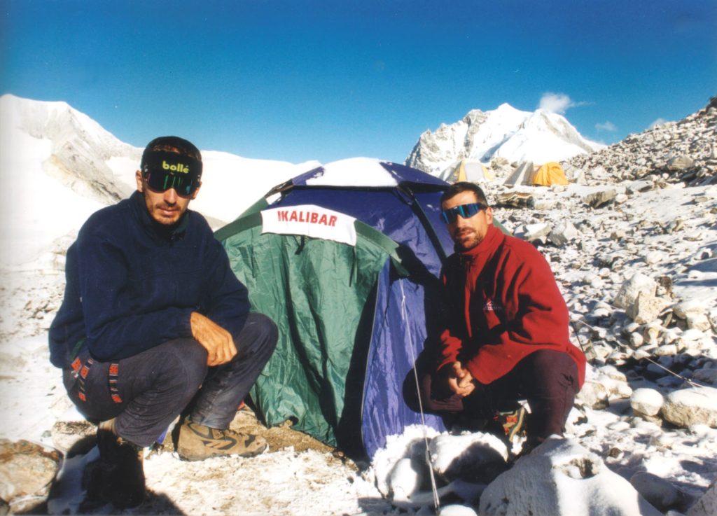 Alpinisti Dragan Jaćimović i Goran Ferlan u baznom logoru na Himalajima 2000. godine, foto: Dragan Jaćimović