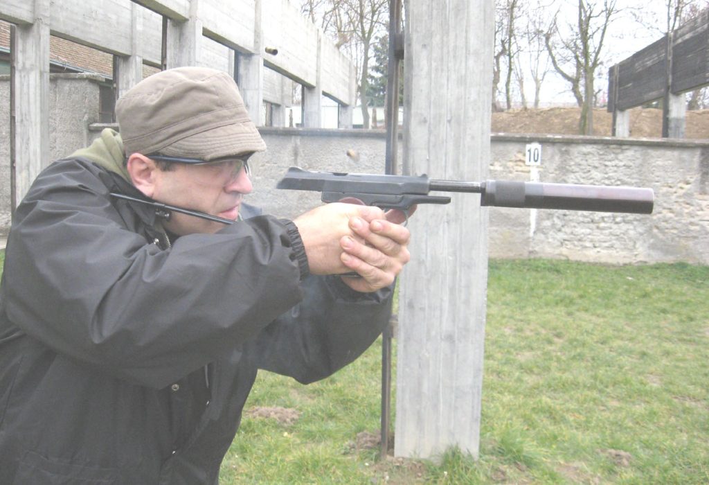 Čuveni Stečkin sa montiranim prigušivačem i rafalnom paljbom