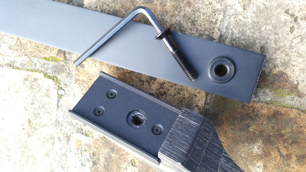 Sistem vezivanja krakova rešen je metalnim uloškom pričvršćenim sa tri šrafa, a sam krak se učvršćuje upuštenim imbusom. Jedino mi se ne sviđa plastična čaura preko koje imbus pritiska krak