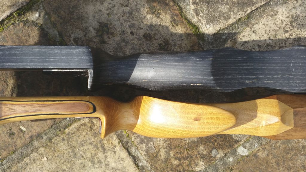 Razlika između univerzalnog i kastom rukohvata lako se vidi iz ove perspektive