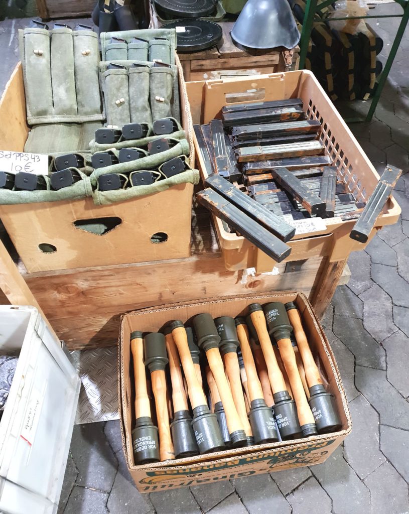 Iako se na kolekcionarskim sajmovima u svetu prodaju razne vrste oružja, nadamo se da su ove nemačke ručne bombe samo verne kopije
